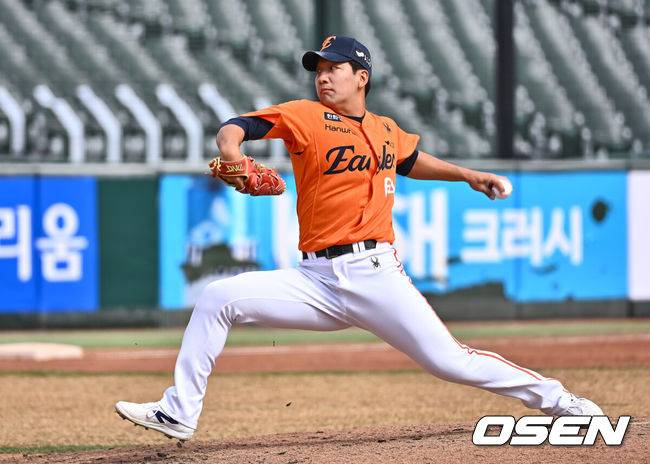 [OSEN=부산, 이석우 기자] 13일 부산 사직야구장에서 2025 신한 SOL 뱅크 KBO 리그 롯데 자이언츠와 한화 이글스의 시범경기가 열렸다. 홈팀 롯데는 데이비슨이 선발로 출전하고, 방문팀 한화는 류현진이 선발로 출전했다.한화 이글스 권민규가 역투하고 있다. 2025.03.13 / foto0307@osen.co.kr