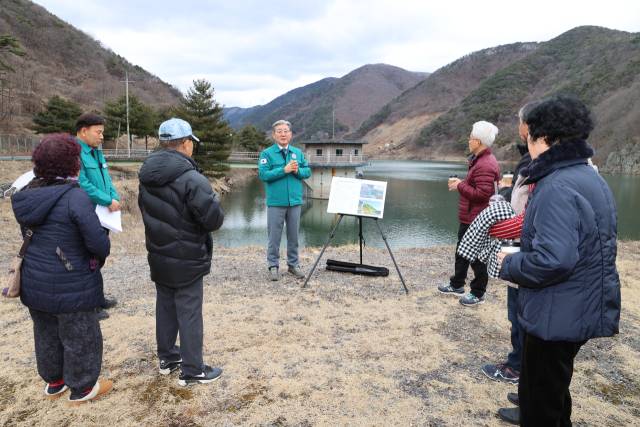 ▲오태완 의령군수가 지역 주민들에게 기후위기댐 건설의 사업 필요성을 설명하고 있다.ⓒ의령군