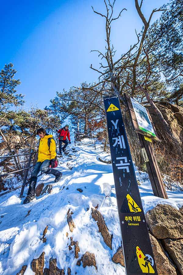 도봉산 Y계곡 양끝에는 추락 위험을 알리는 표지목이 서 있다.