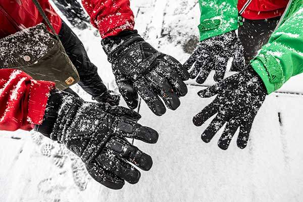 손바닥에 마찰력 높은 소재가 붙은 장갑이 필수다.