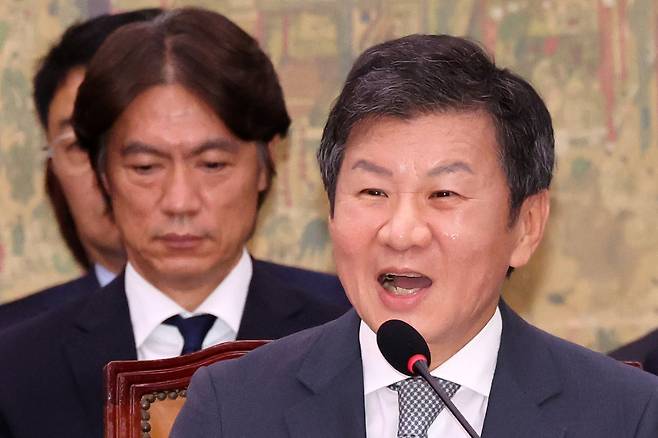 지난 2024년 9월 24일 정몽규 대한축구협회장이 서울 여의도 국회에서 열린 문화체육관광위원회의 대한축구협회 등에 대한 현안질의에서 의원 질의에 답변하고 있다. 왼쪽은 홍명보 축구국가대표팀 감독. 뉴시스