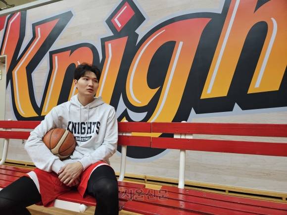 서울 SK 안영준이 12일 용인 SK체육관에서 진행한 서울신문과의 인터뷰에서 2024~25 프로농구 정규시즌에 대한 소감을 밝히고 있다. 서진솔 기자