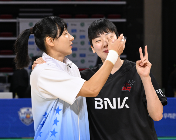 아산 우리은행 김단비가 지난해 11월 2일 아산 이순신체육관에서 열린 2024~25 여자프로농구 정규시즌 부산 BNK와의 홈 경가에서 친정팀을 찾은 박혜진의 눈물을 닦아주고 있다. WKBL 제공