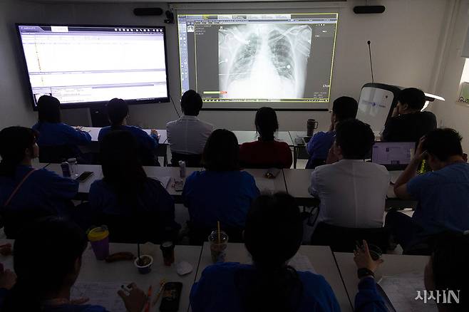 매일 아침 8시, 중증외상센터 의료진은 중환자실 등 병동에 입원한 환자들의 진료 상황을 공유한다. ⓒ시사IN 박미소