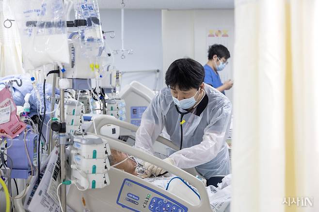 국립중앙의료원 중증외상센터 중환자실에서 정진호 전문의가 아침 회진을 돌고 있다. ⓒ시사IN 박미소