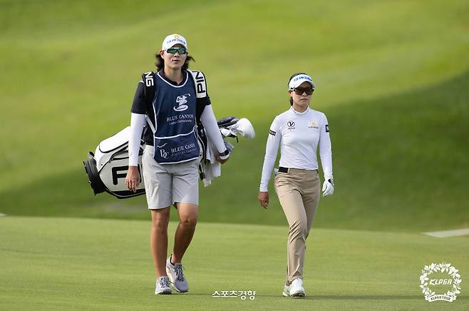 박민지가 13일 태국 푸켓의 블루캐니언CC에서 열린 2025 KLPGA 투어 시즌 개막전 블루캐니언 레이디스 챔피언십 1라운드 11번홀에서 페어웨이를 걷고 있다. 박민지는 올해 새 캐디와 함께 한다. ｜KLPGA 제공