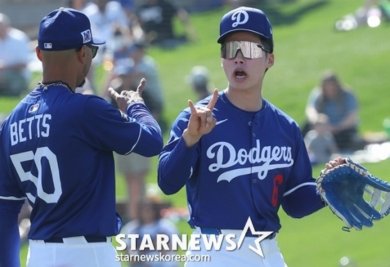 LA 다저스 내야수 김혜성(오른쪽)과 무키 베츠. /사진=김진경 대기자