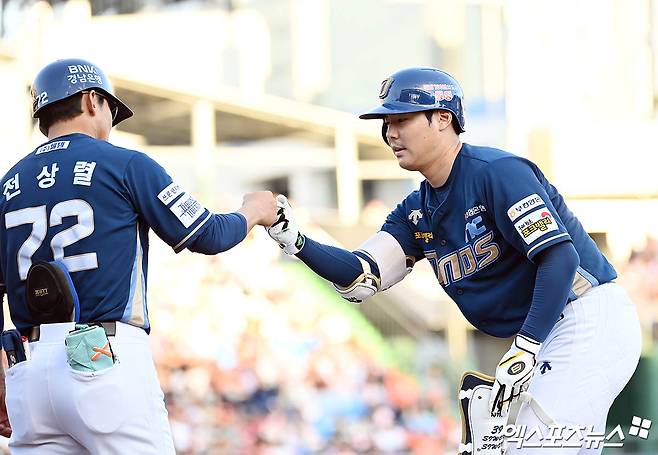 NC 외야수 박시원(오른쪽)은 이호준 신임 감독의 많은 기대를 받고 있다. 특급 유망주인 그는 올해 잠재력을 터트릴 수 있을까. 엑스포츠뉴스 DB