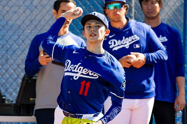 LA 다저스 우완투수 사사키 로키가 오는 19일 일본 도쿄돔에서 열리는 2025 미국프로야구 메이저리그 컵스와의 정규시즌 개막 2연전 '도쿄시리즈' 2차전에 선발투수로 등판한다. 사사키는 12일 클리블랜드 가디언스와의 시범경기에 선발 등판해 4이닝 무실점을 기록하면서 기대감을 높였다. AFP 연합뉴스