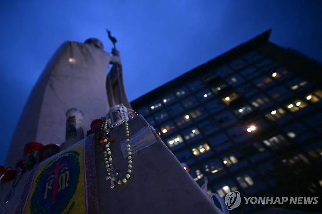 교황이 입원한 로마 제멜리 병원 입구에 있는 요한 바오로 2세 동상 [AFP 연합뉴스. 재판매 및 DB 금지]