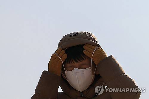 미세먼지 싫어요  (서울=연합뉴스) 신현우 기자 = 전국 대부분 지역에서 미세먼지 농도가 '나쁨' 수준을 보인 22일 오후 서울 종로구 경복궁 앞에서 어린이가 마스크를 쓰며 이동하고 있다. 2025.1.22 nowwego@yna.co.kr