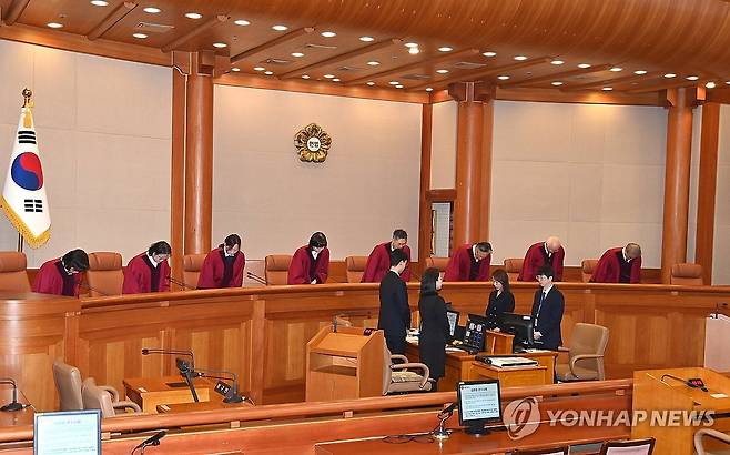 감사원장·검사 3인 탄핵심판 선고 참석한 헌재 재판관들 (서울=연합뉴스) 서대연 기자 = 이창수 중앙지검장 등 검사 3인 및 최재해 감사원장에 대한 탄핵심판 선고가 열린 13일 서울 종로구 헌법재판소 심판정에서 재판관들이 인사하고 있다. 
    왼쪽부터 정계선, 김복형, 정정미, 이미선, 문형배, 김형두, 정형식, 조한창 헌재 재판관. 2025.3.13 [공동취재] dwise@yna.co.kr