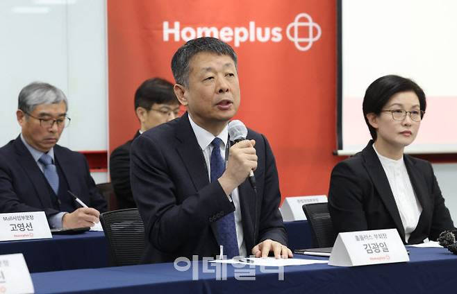 광일 MBK파트너스 부회장 겸 홈플러스 공동대표가 14일 서울 강서구 홈플러스 본사에서 열린 기자간담회에서 최근 기업회생절차와 관련, 취재진의 질문에 답하고 있다. (사진=노진환 기자)