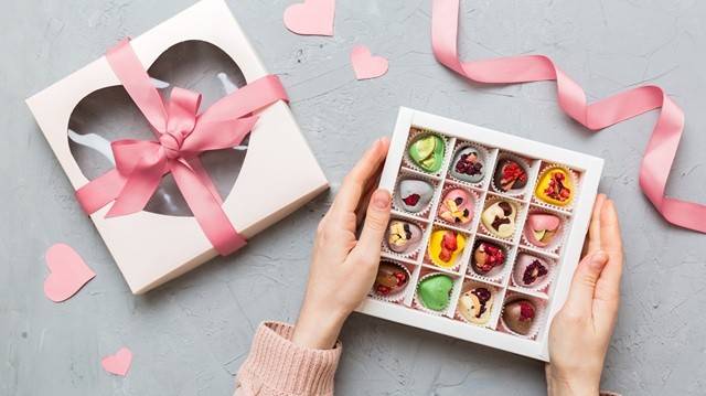 사탕과 초콜릿 등을 많이 먹은 후 바로 잠들면 숙면하기 어려울 수 있다｜출처: 게티이미지뱅크