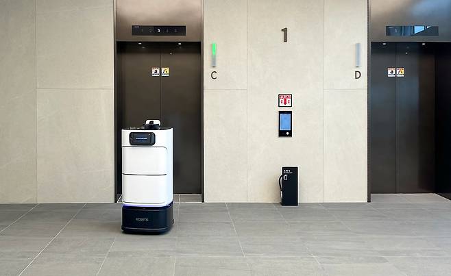 현대엘리베이터 충주 본사에서 배달 로봇이 엘리베이터 탑승을 기다리고 있다(현대엘리베이터 제공)
