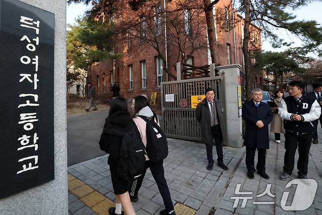정근식 서울시교육감이 14일 헌법재판소의 윤석열 대통령 탄핵심판 선고 관련 통학로 안전점검을 위해 서울 종로구 덕성여자고등학교를 방문해 학생들 등굣길을 살펴보고 있다. 2025.3.14/뉴스1 ⓒ News1 박세연 기자