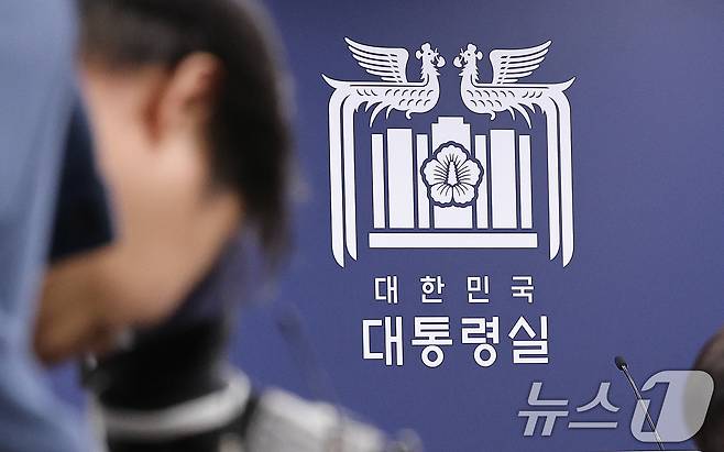 7일 서울 용산 대통령 청사 기자실 브리핑 라운지에서 취재진이 분주하게 움직이고 있다. 이날 법원은 윤석열 대통령에 대한 구속 취소 청구를 인용했다. 2025.3.7/뉴스1 ⓒ News1 박지혜 기자