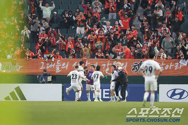 전주월드컵경기장/ K리그1/ 전북현대모터스 vs 강원FC/ 강원 김경민 득점/ 골 세레머니/ 사진 곽동혁