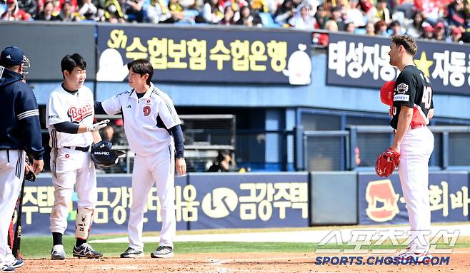 14일 잠실야구장에서 열린 KIA와 두산의 시범경기,4회말 KIA 네일이 자신의 몸쪽 깊은 공에 놀라 넘어진 양의지에 사과하고 있다. 잠실=허상욱 기자 wook@sportschosun.com/2025.03.14/