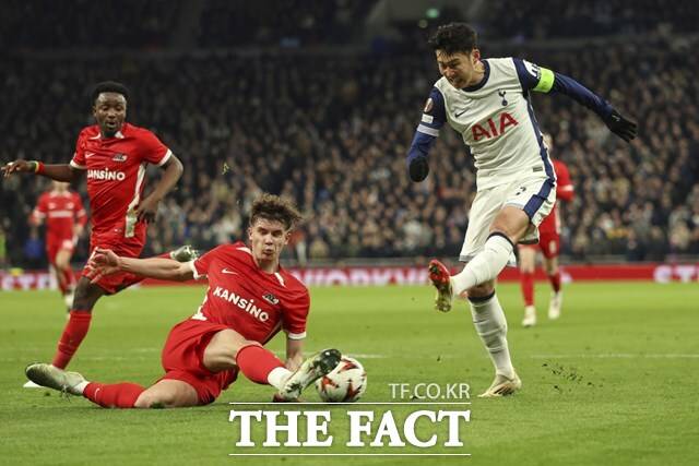 토트넘의 '캡틴' 손흥민이 14일 AZ 알크마르와 2024~2025 UEL 16강 2차전에서 상대 왼쪽 공간을 집요하게 공략하며 왼발 슛을 시도하고 있다./런던=AP.뉴시스