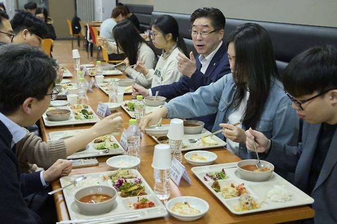 김동원 고려대학교 총장이 서울 성북구 안암동 고려대 식당에서 '천원의 아침밥'을 먹으며 학생들의 이야기를 듣고 있다. 고려대 제공