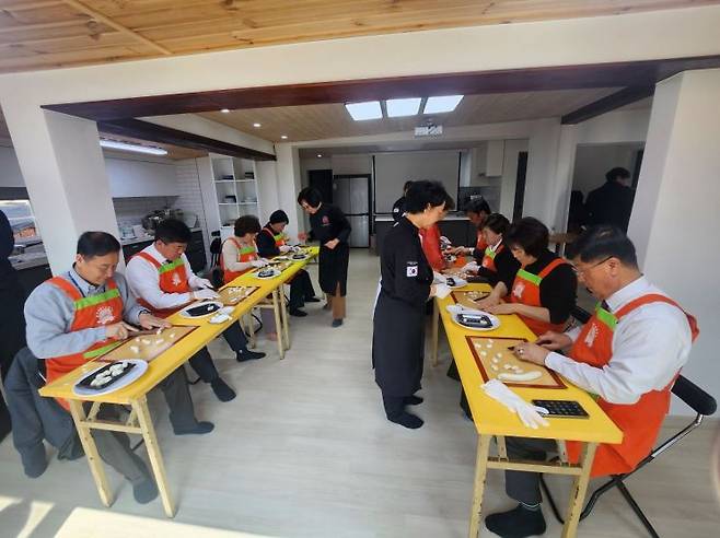 연천군이 지난 11일 한국전통음식연구소 부설 개성식문화연구원에서 김미경 군의회 의장 등 7명의 의원이 참가한 가운데 ‘개성음식 만들기 체험교육’을 실시하고 있다. 연천군 제공