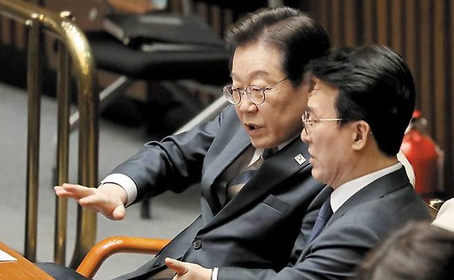 이재명(왼쪽) 더불어민주당 대표가 13일 오후 국회 본회의에서 김민석 민주당 최고위원과 이야기하고 있다. /남강호 기자