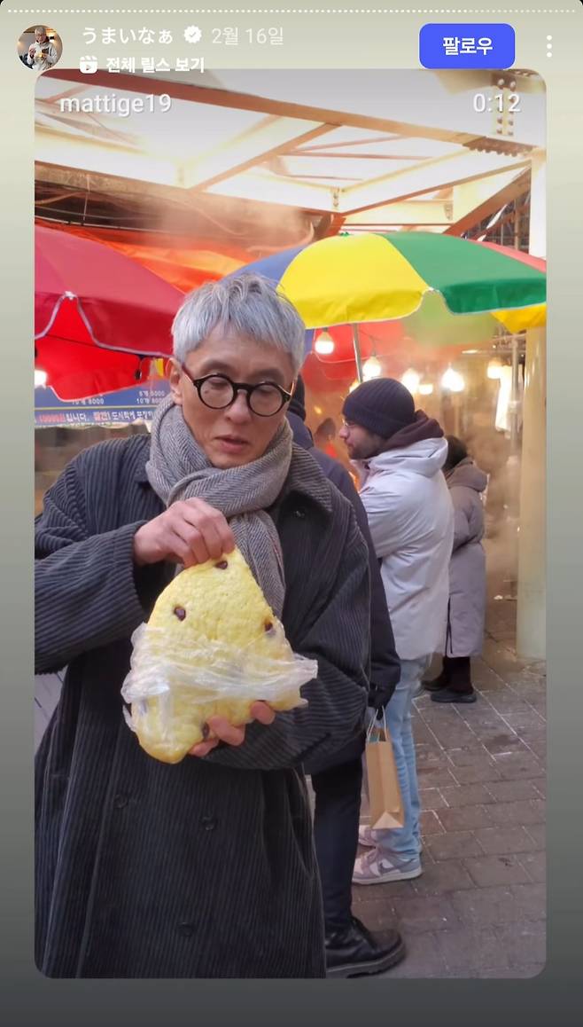 한국 시장에서 옥수수빵을 맛보고 있는 마쓰시게 유타카. /인스타그램