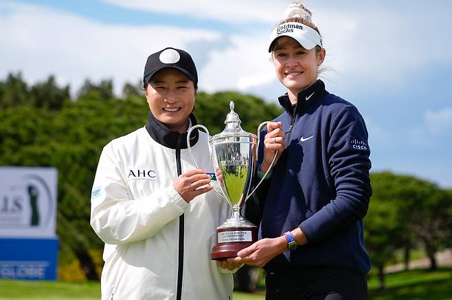 2024년 창설된 퍼힐스 박세리 챔피언십에서 우승한 세계 1위 넬리 코르다에게 박세리가 트로피를 주고 있다./AP연합뉴스