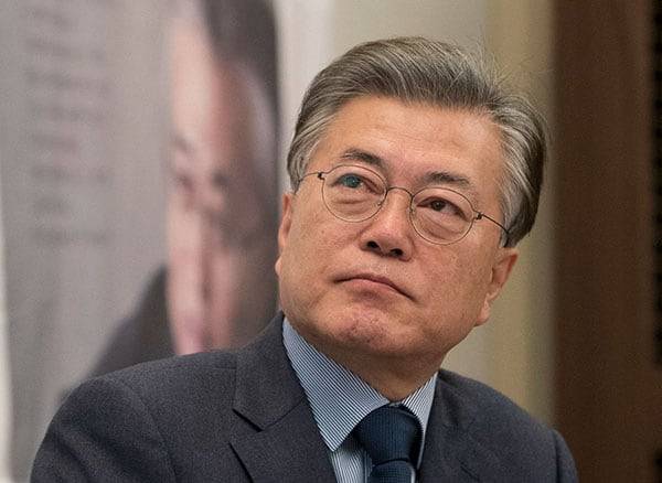 문재인 전 대통령이 서울 프레스센터에서 열린 ‘대한민국이 묻는다’ 출간 기념 기자간담회에서 린드버그 모르텐 안경을 쓰고 관련 영상을 보고 있다. /뉴스1