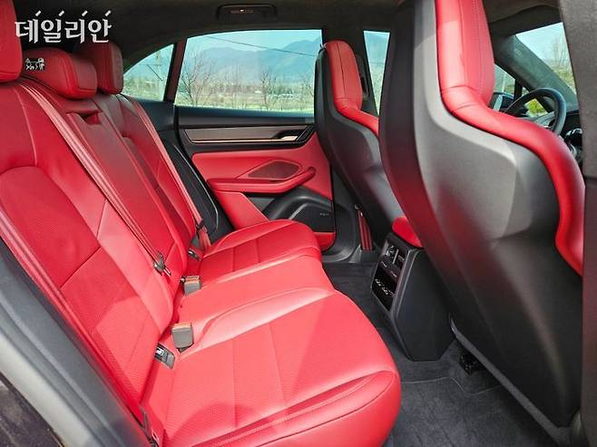 마칸 일렉트릭 뒷좌석. ⓒ데일리안 정진주 기자