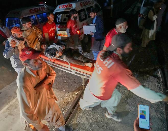 BLA와 파키스탄 보안군의 대치 과정에서 부상을 당한 승객이 구조된 뒤 특별 열차편으로 마치역에 도착해 들것에 실려가고 있다. 마치=AP 뉴시스