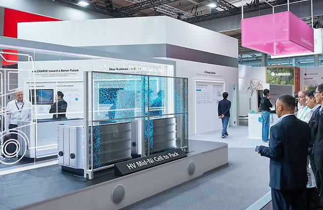 지난해 9월 독일 하노버에서 개최된 ‘IAA트랜스포메이션 2024’에 전시된 LG에너지솔루션의 파우치형 고전압 미드니켈 제품 모습. LG에너지솔루션 제공