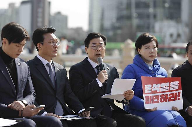 박찬대 더불어민주당 원내대표와 최고위원들이 14일 오전 서울 광화문 인근에서 최고위원회의를 하고 있다. 2025.03.14 서울=뉴시스