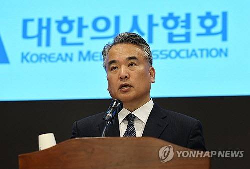 김성근 대한의사협회 대변인이 14일 서울 용산구 의협회관에서 의대 정원, 의료개혁특별위원회 등 현안에 대해 브리핑을 하고 있다. [연합뉴스]