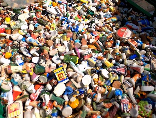 프리마켓에서 발견한 작은 도자기 인형. 사진=김태원(tan)