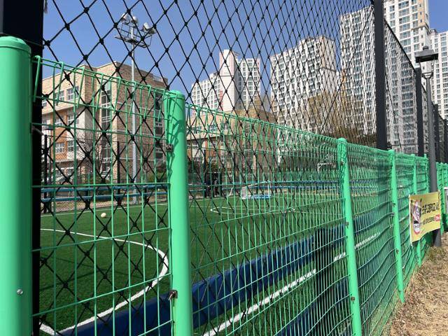 사고가 난 세종시 고운동 솔뜰근린공원 내 풋살장의 14일 모습. 전날 아이들이 갖고 놀던 공과 넘어진 골대가 보인다. 예약제로 운영되는 유료 시설로, 잠금장치를 갖추고 있다. 세종=정민승 기자