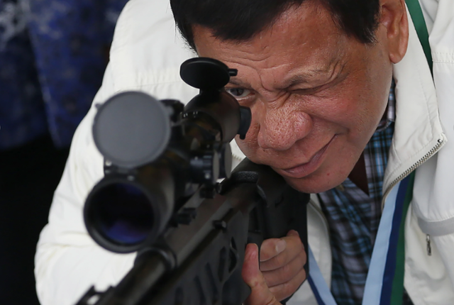 로드리고 두테르테 필리핀 전 대통령이 2017년 6월 필리핀 북부 클락 공군기지에서 중국산 총기를 살펴보고 있다. 클락=AP 연합뉴스 자료사진