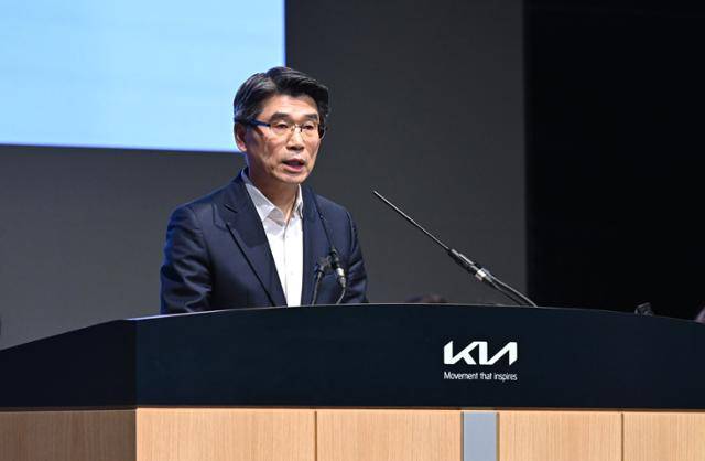 송호성 기아 사장이 14일 서울 서초구 엘타워에서 진행된 제81기 정기 주주총회에서 주총 개회 선언을 하고 있다. 기아 제공