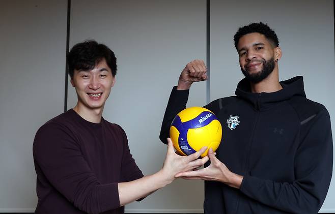 박철우(왼쪽)와 레오가 인터뷰에 앞서 포즈를 취하고 있다. 정시종 기자