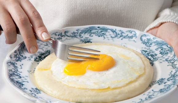 목이 아플 땐 오트밀, 달걀, 으깬 감자를 먹는 것이 도움이 된다. 사진은 달걀 후라이를 얹은 오트밀. [사진=La Cucina Italiana]