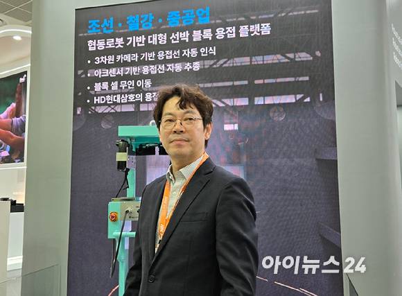 박종훈 뉴로메카 대표이사가 지난 12일 서울 코엑스 '2025 스마트공장·자동화산업전(AW2025)'에서 인터뷰를 진행하고 있다. [사진=최란 기자]