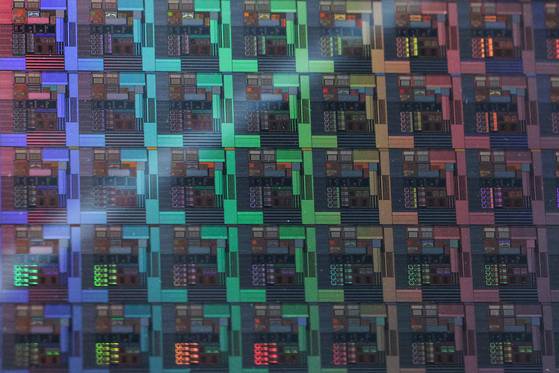 반도체 회로가 웨이퍼에 새겨진 모습. 뉴스1