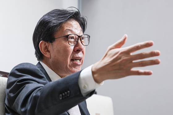 박형준 부산시장은 29일 중앙일보와의 인터뷰에서 “여야 모두 권력자의 당이 되어 버렸다”며 “권력은 자기 제한적으로 사용해야 하는데, 잡은 권력을 과잉 행사하려는 유혹에서 양측 모두 벗어나지 못하고 있다”고 지적했다. 김경록 기자