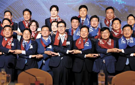 지난 9월 30일 서울 영등포구 FKI타워에서 열린 ‘영·호남 시도지사·국회의원 상생협력 회의’ 참석자들이 손을 맞잡았다. 모임을 제안한 박형준 부산시장은 “협치 차원으로 마련된 행사에서 ‘앞으로 제도 개혁을 할 때 서울·강남 중심 사고에서 벗어나기 위해서라도 지방 분권을 과감하게 구현하는 제도 개혁이 필요하다’는 얘기를 나눴다”며 “야당 소속 광역단체장과 개헌의 필요성에 공감했다”고 말했다. 연합뉴스