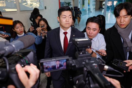 김재섭 국민의힘 의원이 11일 오후 서울 여의도 국회 소통관에서 윤석열 대통령 탄핵 찬성 입장 기자회견을 마친 뒤 취재진에 둘러싸여 있다. 뉴스1