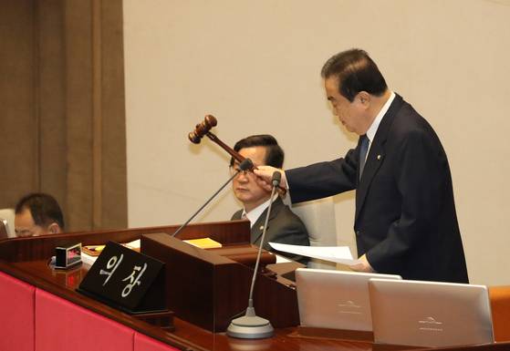 2020년 5월 8일 국회 본회의에서 헌법 개정안이 의결 정족수 미달에 따른 투표 불성립으로 부결된 뒤, 문희상 국회의장이 산회를 선포하고 있다. 연합뉴스