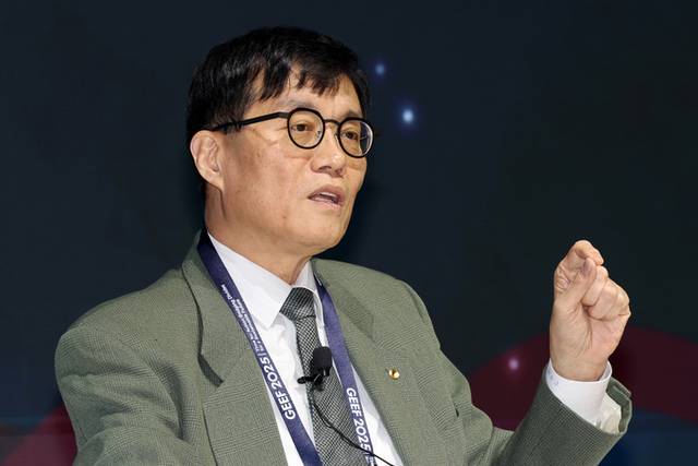 ▲ 이창용 한국은행 총재가 14일 서울 서대문구 연세대학교 백주년기념관에서 열린 제7회 글로벌지속가능발전포럼(GEEF 2025)에 참석해 기조 연설하고 있다.  연합뉴스