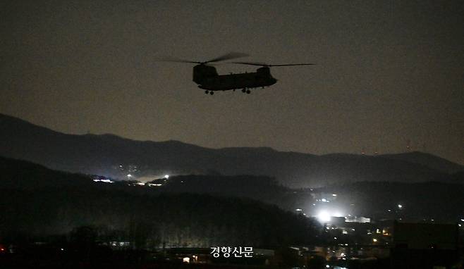 지난 13일 경기도 광주시 특수전학교에서 실시된 특수타격훈련에 참가한 특수임무대원들이 탑승한 치누크 헬기(CH-47)가 목표지역을 향해 공중기동하고 있다. 육군 제공