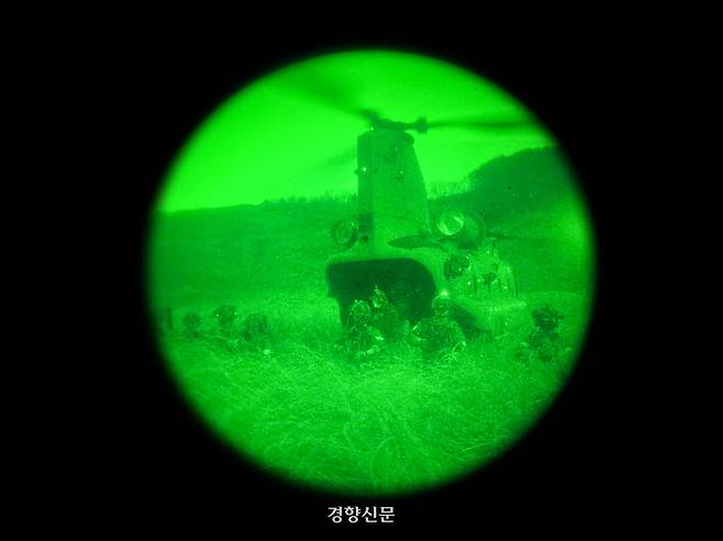 지난 13일 경기도 광주시 특수전학교에서 실시된 특수타격훈련에 참가한 특수임무대원들이 목표시설을 향해 기동하고 있다. 육군 제공